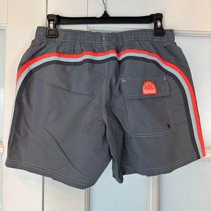 SUNDEK - 14" SHORT LENGTH ELASTIC WAIST SWIM TRUNK. SIZE MEDIUM - GRAY